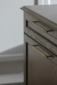 Juno L mosiężny uchwyt meblowy