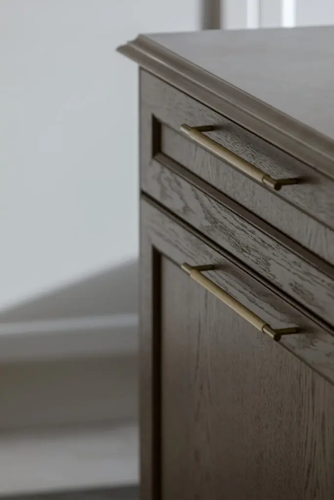 Juno L mosiężny uchwyt meblowy