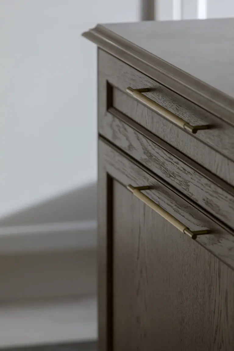 Juno L mosiężny uchwyt meblowy