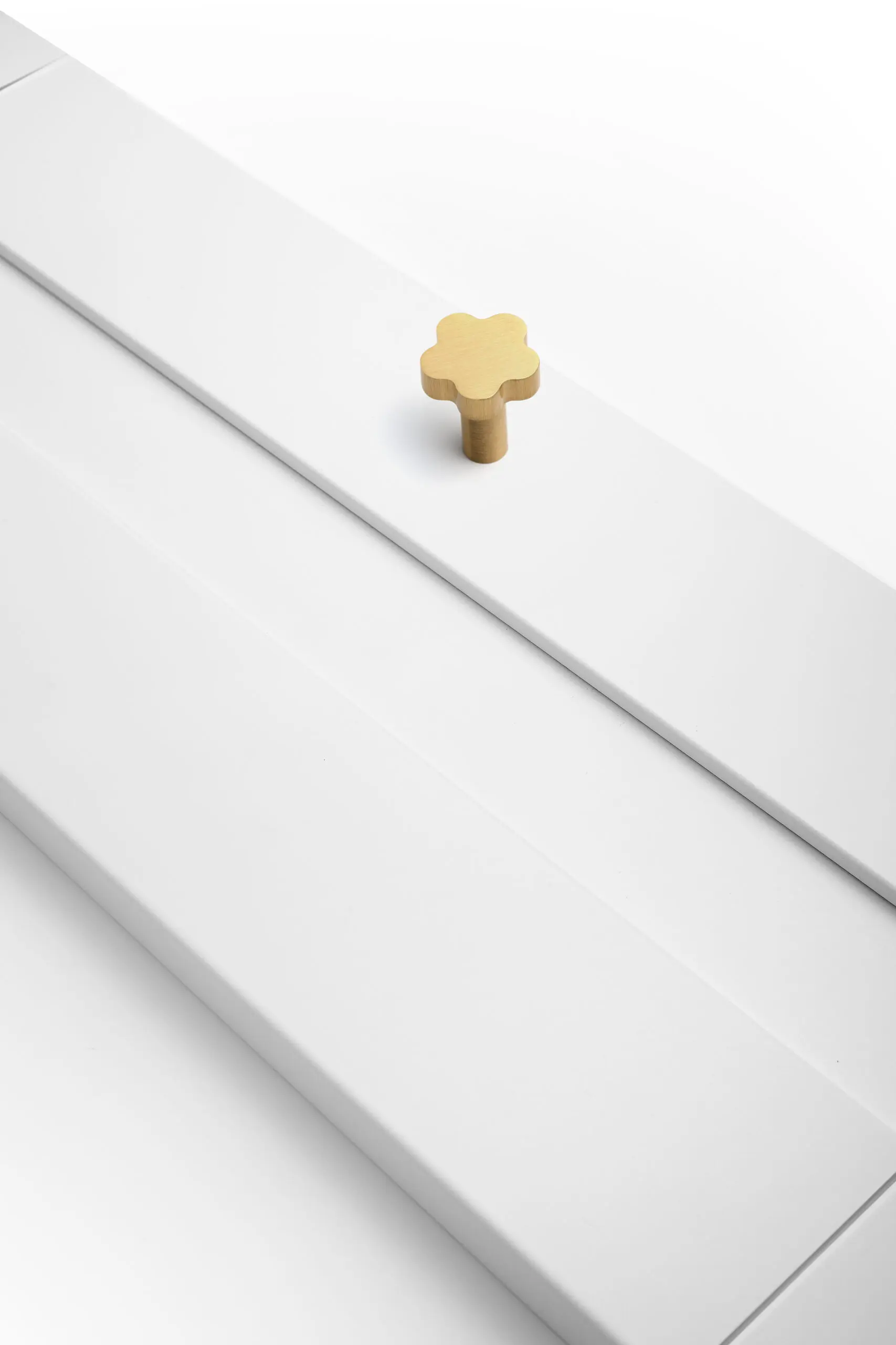 Petal - gałka do mebli z mosiądzu Petal - gałka do mebli z mosiądzu