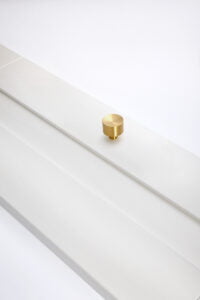 Nina mosiężny uchwyt meblowy na froncie