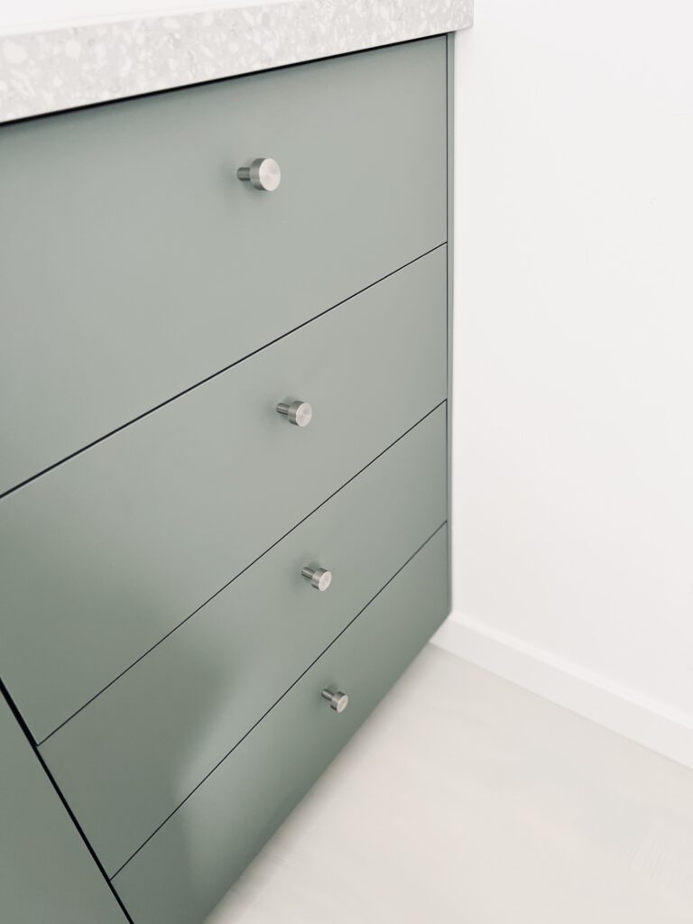 uchwyty meblowe ze stali nierdzewnej